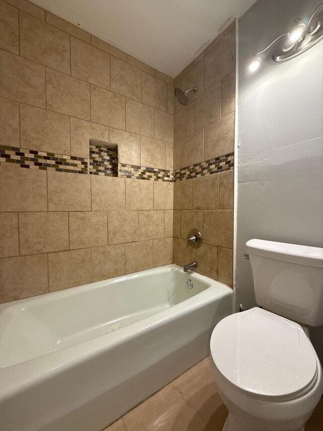 Building Photo - 4 bed 2 bath in Decatur!