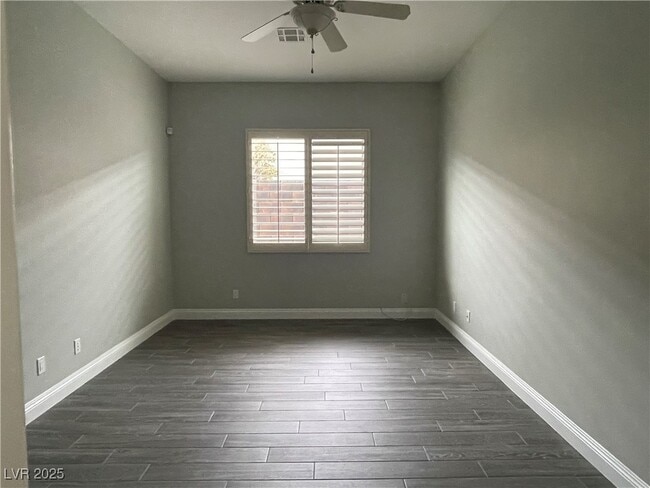 Building Photo - 10468 Garden Light Dr