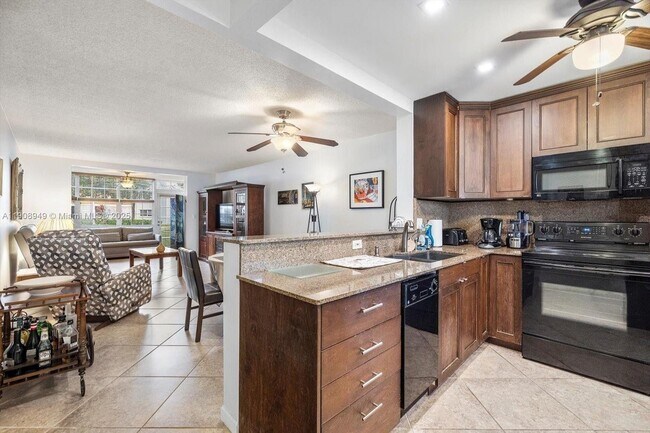 Building Photo - 609 NE 14th Ave