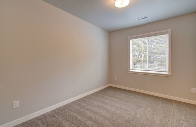 Building Photo - Beautiful Townhouse with Easy Access to Ev...