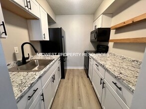 Building Photo - Stunning 1 Bedroom Apartment w/ Covered Pa...