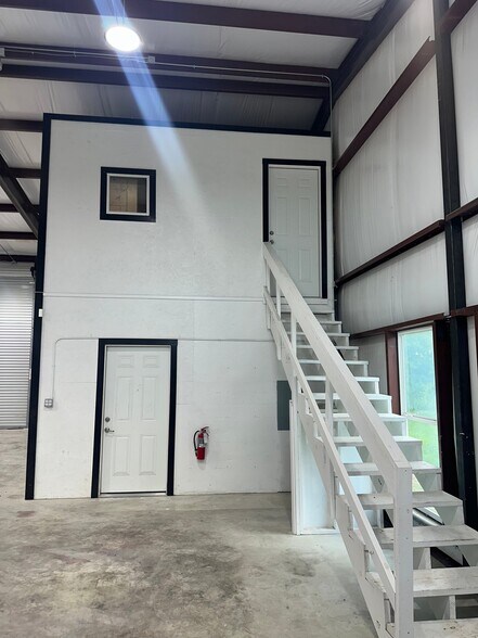 Building Photo - 4072 Old Lorena Rd