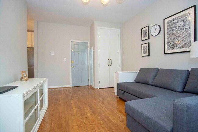 Building Photo - 271 York St