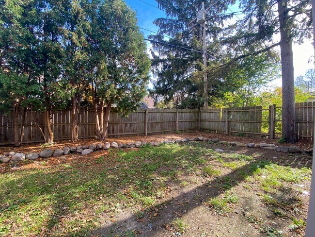 Building Photo - 2 Bedroom Single Family