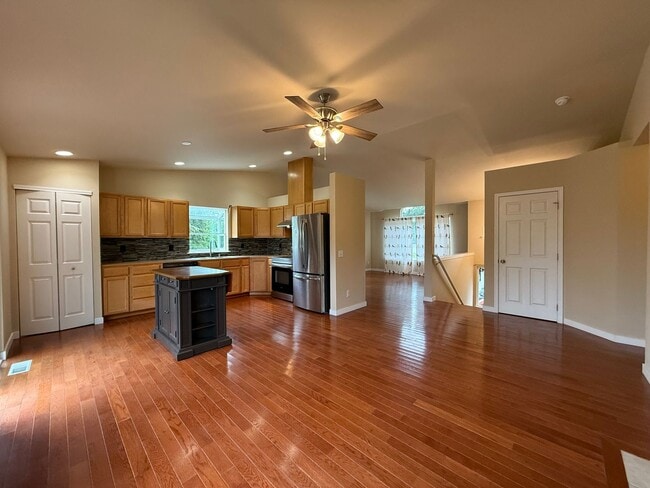Building Photo - Beautiful Split-Entry 4 Bed 3 Bath Home Fully Fenced Yard