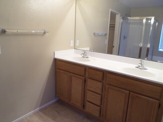 Building Photo - Great 4 BR + BONUS Room off Calle Del Oso Oro