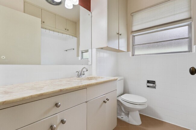 Building Photo - 2 Bed/2 Bath in Northeast Park Subdivision w/ pool