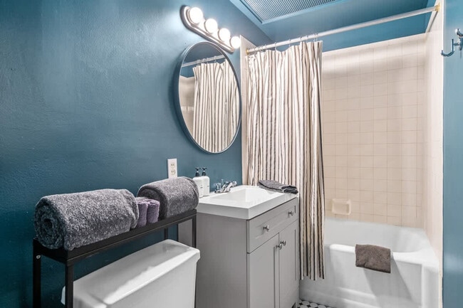 Building Photo - 3536 N Racine Ave