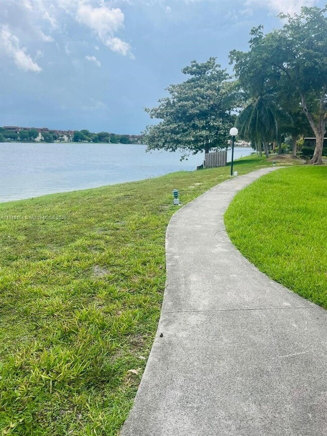 Building Photo - 800 NE 199th St