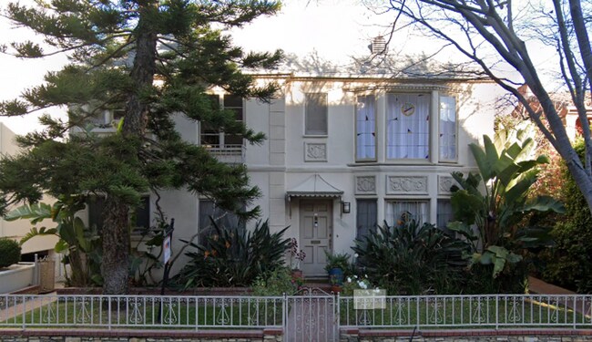 Building Photo - An Artistic Place to Call your Home!
