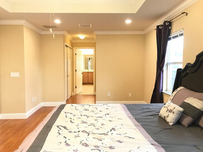 Building Photo - AMAZING HOME WITH LAKEFRONT VIEW!