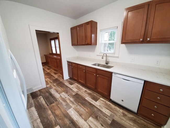 Building Photo - Large 3 Bedroom Home near Iowa State Fairg...