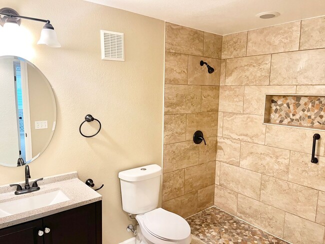 Building Photo - Large Clean Home in Aurora