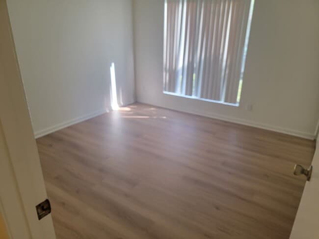 Building Photo - 1 BED/ 1 BATH CONDO