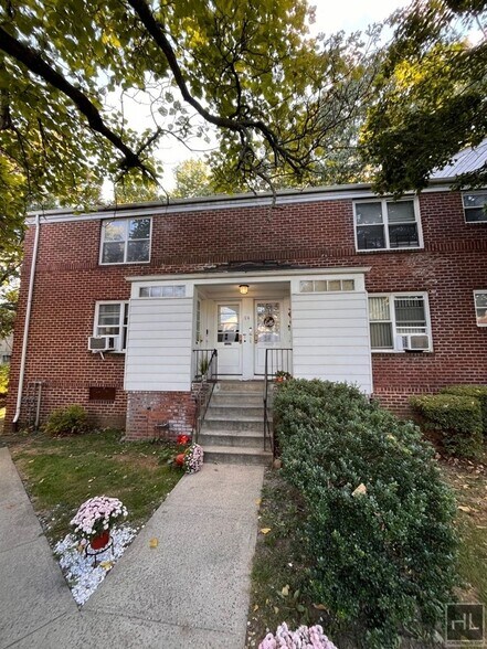 Building Photo - Spruce Street