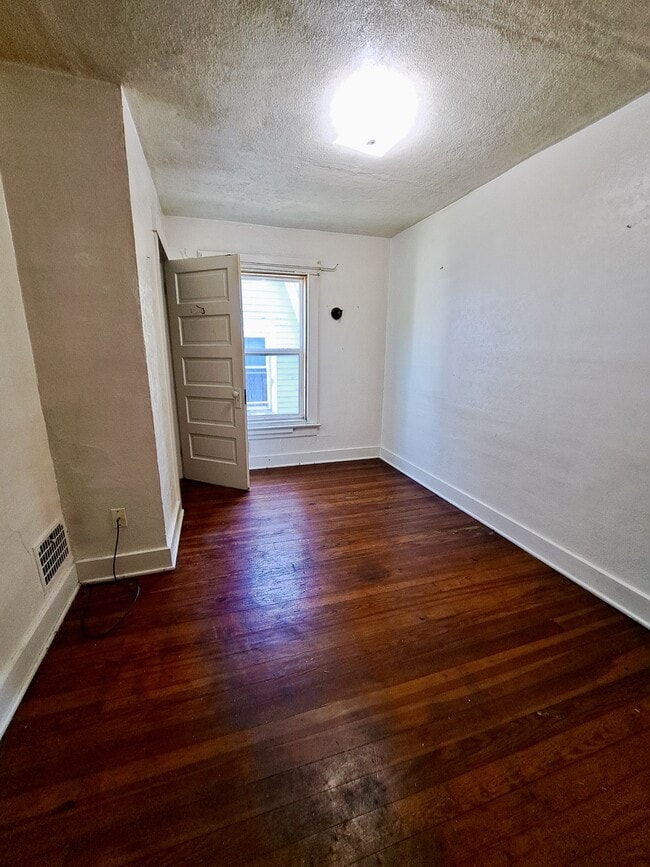 Building Photo - 44 E Parkwood Dr