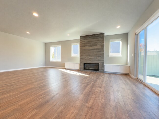 Building Photo - 1816 S Ridgetop Dr