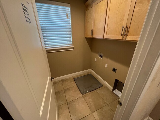 Building Photo - Newer Low Maintenance Home off Glenn and S...