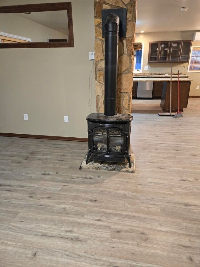 Building Photo - 2 Bedroom 1 Bath Rancher Close to Deer Park