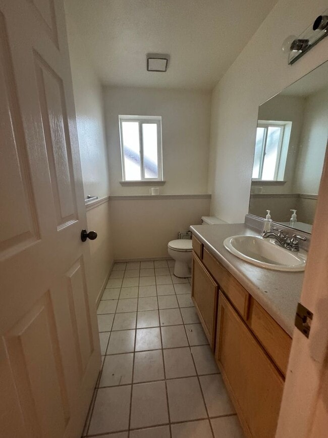 Building Photo - 825 W Sage St