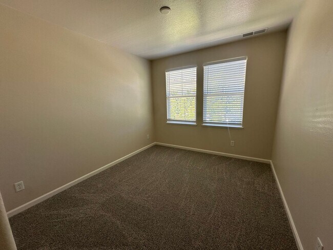 Building Photo - 1690 Spring Hill Dr