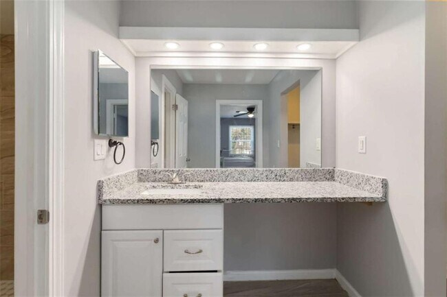 Building Photo - 46 Le Parc Fontaine