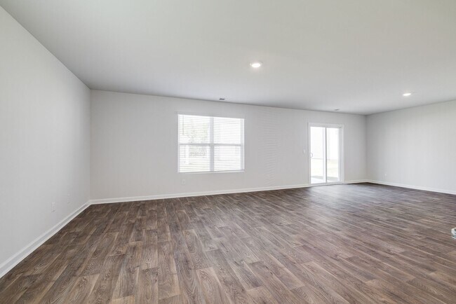 Building Photo - Spacious 4-Bedroom Home in Sought-After Lo...