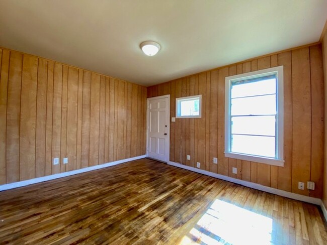 Building Photo - 4 Bedroom 2 Bath Freshly Renovated Home in...