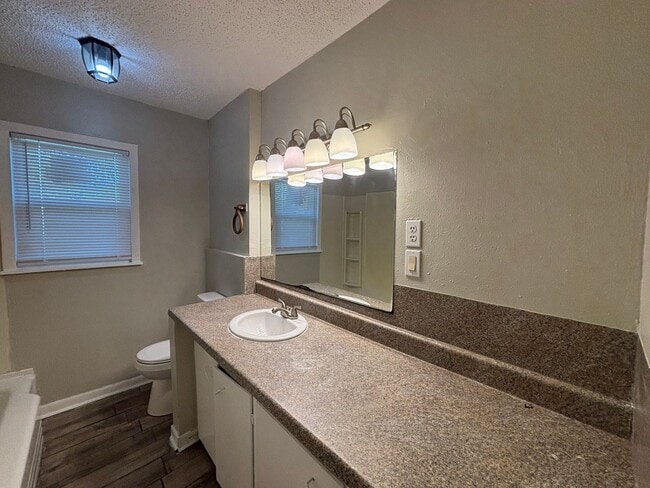 Building Photo - Lovely 3 Bedroom 1 Bathroom home with a Fe...