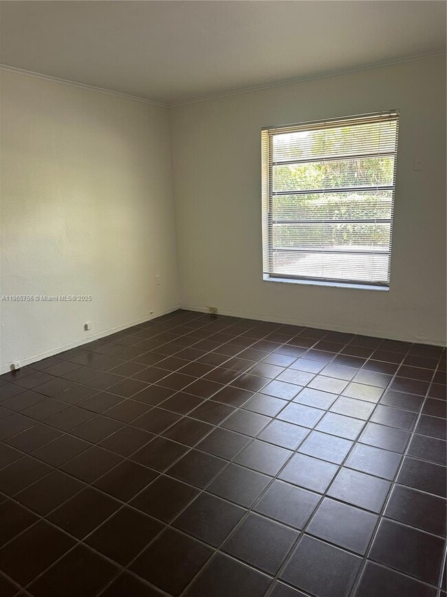 Building Photo - 527 Gerona Ave
