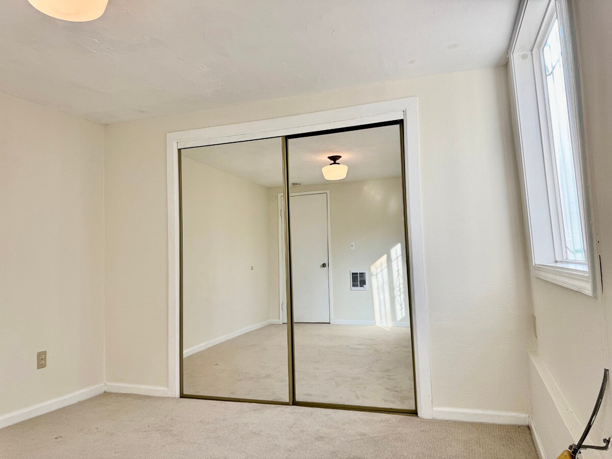 Building Photo - 1054 24th St