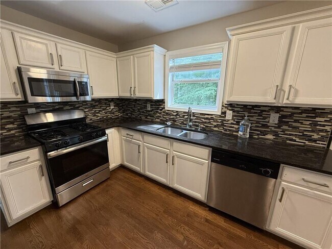 Building Photo - 944 Crossing Rock Dr