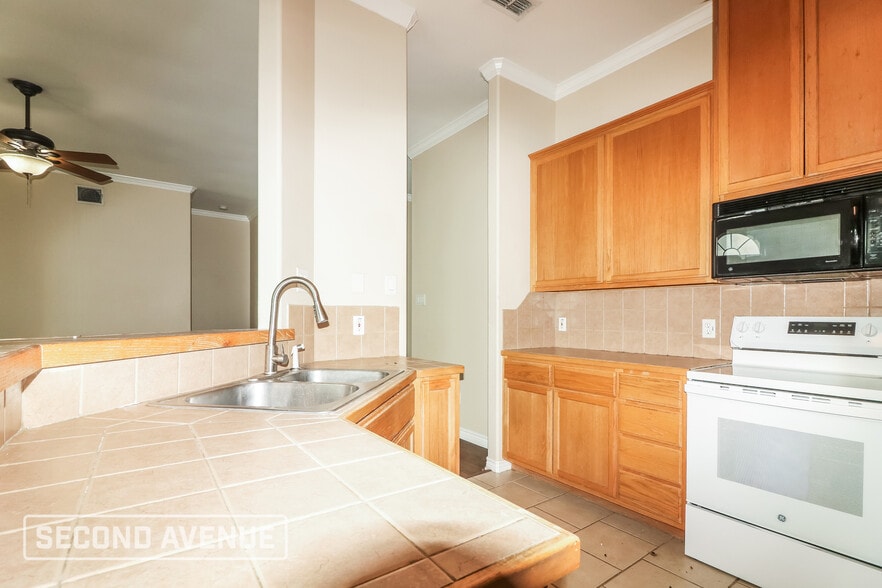 Building Photo - 2422 Luzius Dr