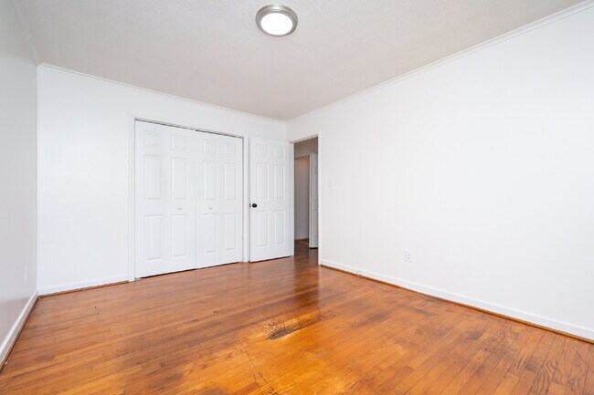 Building Photo - 2 Bed / 1 Bath Bottom Unit Duplex Convenient Spartanburg Location with Modern Features $1000/mo rent