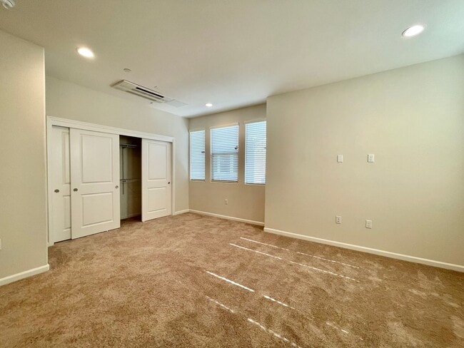 Building Photo - Newer Napa 2 Bedroom 2 Bathroom Condo; Both Bedrooms En-Suite