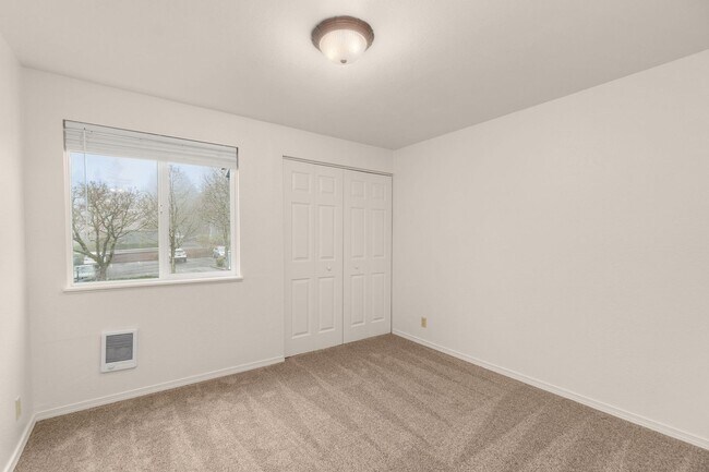 Building Photo - Charming 2 Bed/1 Bath Lake Oswego Condo in Eagle Crest Community