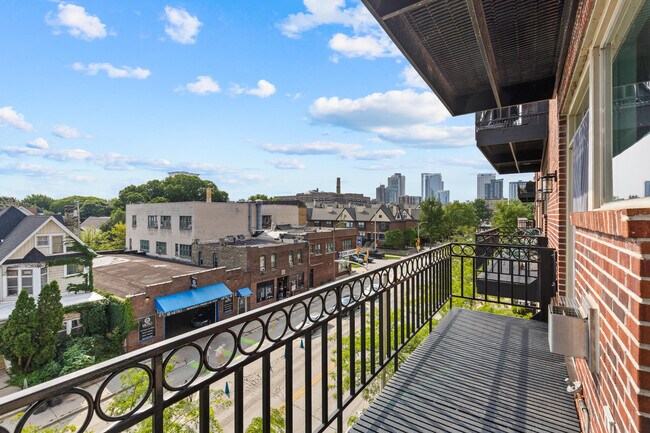 Building Photo - 1515 N Van Buren St
