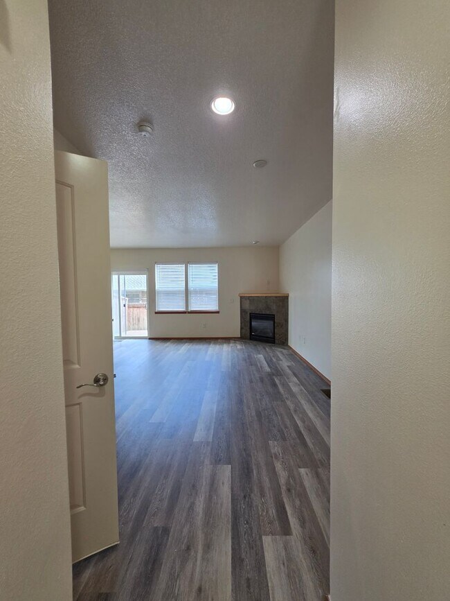 Building Photo - 355 SW Pemberly Loop