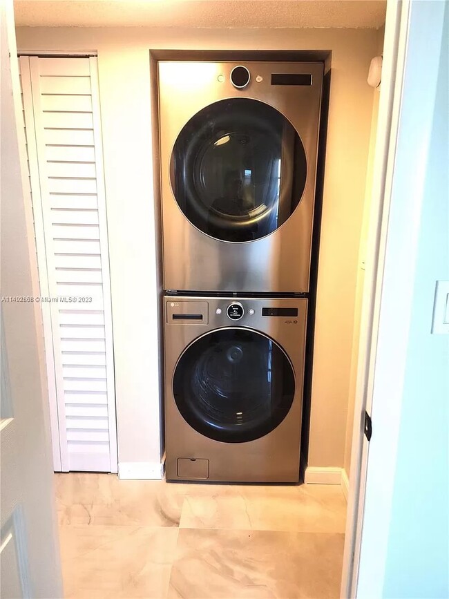NEW SAMSUNG WASHER & DRYER - 7001 Environ Blvd