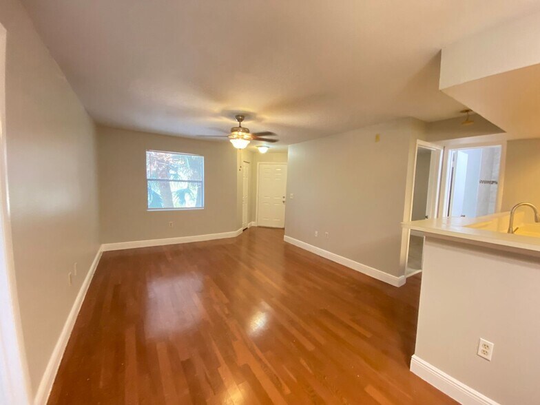 Building Photo - 2-Bed, 2-Bath Condo Near Celebration – Mov...