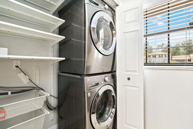 Building Photo - Beautiful Modern 2/1 Townhome in St. Cloud's Pine Lake Villas