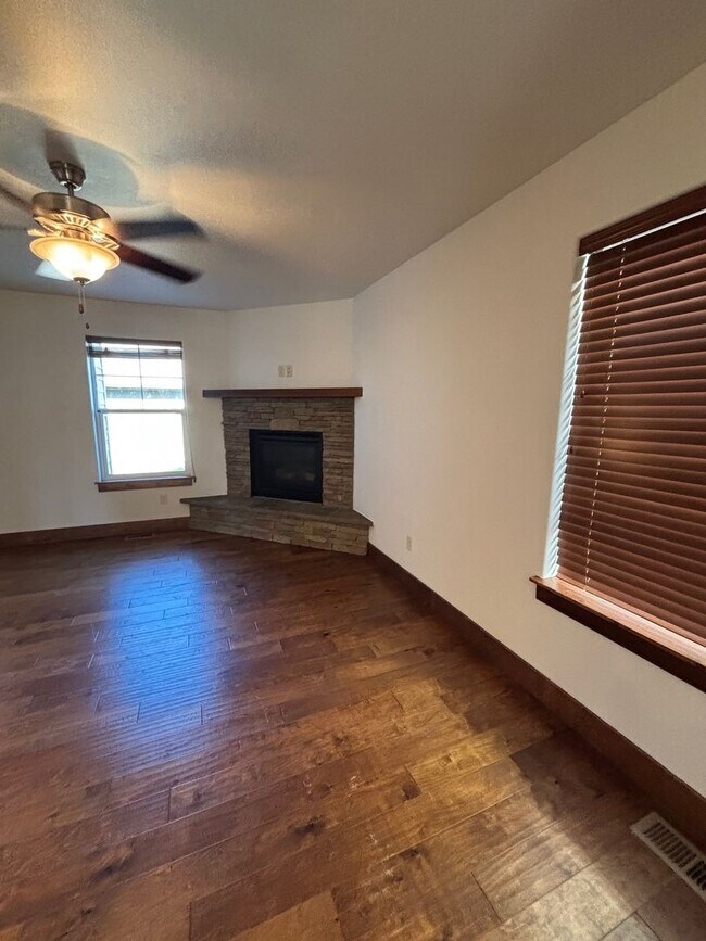 Building Photo - FIRST MONTH'S RENT 1/2 PRICE!!!