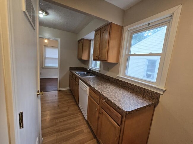 Building Photo - 2553 Greenvale Rd