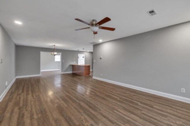 Building Photo - Knoxville 37912 - 3 bedroom 2 bath - call Kathy Leveille 865-556-0370