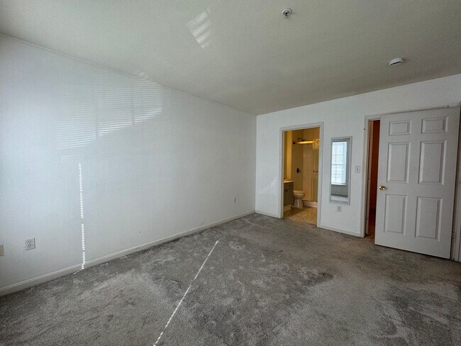 Building Photo - Spacious 3 Bed 3 Bath Condo With Balcony I...