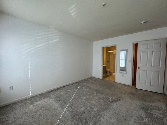 Building Photo - Spacious 3 Bed 3 Bath Condo With Balcony In Gates Of Fair Lakes