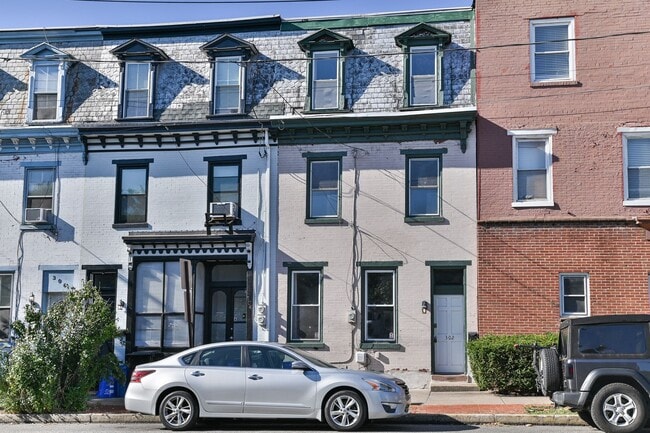 Building Photo - Charming 3 Bedroom on 2nd St