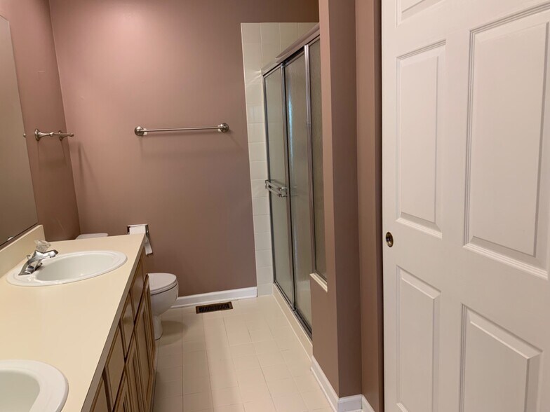 Building Photo - 1098 Camden Ct