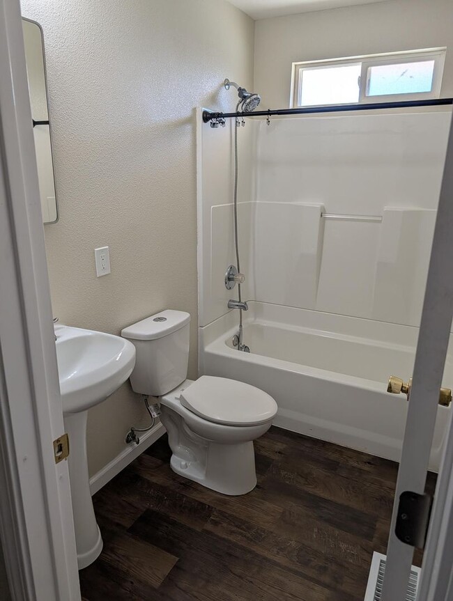 Building Photo - Nice Family Home