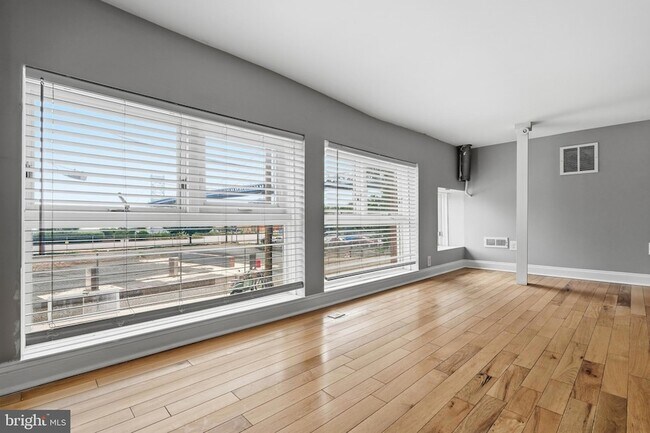 Building Photo - 310 N 13th St